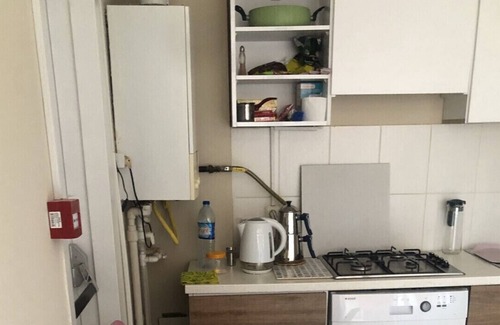 Kartal Apartment | Rooms To Go in A Dance Studio