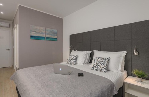 Gruz Hotel | ROOMS4U