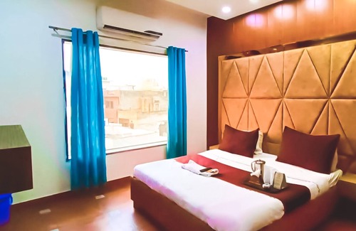 Shalimar Bagh Hotel | Roomshala 004 Mannat Residency