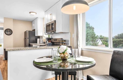 Roseville Apartment | Roomy 1BR Upper Flat in the Heart of Roseville
