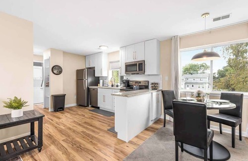 Roseville Apartment | Roomy 1BR Upper Flat in the Heart of Roseville