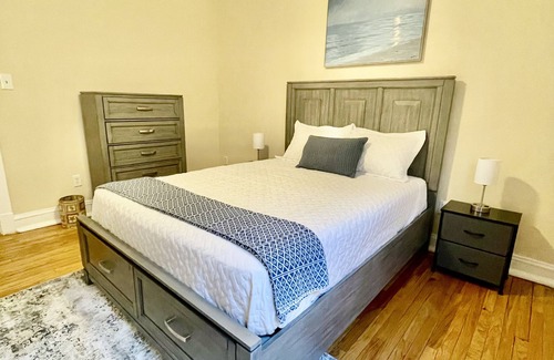 Oak Park Apartment | Roomy 2 bedroom Long-term Stay Apartment in Oak Park near downtown Chicago