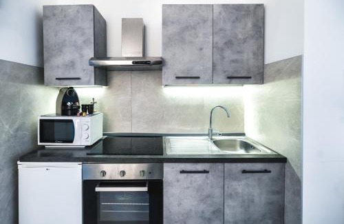 Loreto Apartment | Roomy 6 Guests, City Launchpad, 30mts to Loreto M1 M2
