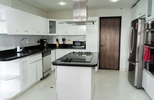 El Tesoro House | ROOMY HOUSE IN POBLADO/JACCUZZI/AC/VISITORS ALLOWED