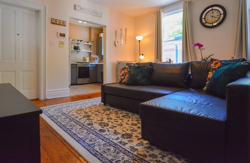 Jim Thorpe Apartment | Roomy Immaculate Suite-Historic Downtown-Walk Everywhere, Dog Friendly + Parking
