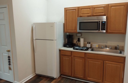 Fredericksburg Apartment | Roomy Studio Basment Apartment - 5 Min to Downtown