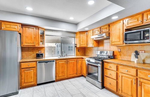 Drexel Heights House | Roomy Tucson Home w/Hot Tub & Pickleball Court!