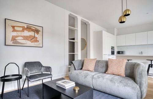 Vorstadte Apartment | Roomy Vorstädte 3.5 Room w/W/D & Storage, 2 min to Market, by Blueground