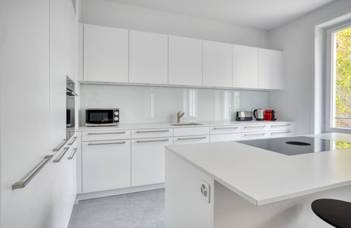 Vorstadte Apartment | Roomy Vorstädte 3.5 Room w/W/D & Storage, 2 min to Market, by Blueground