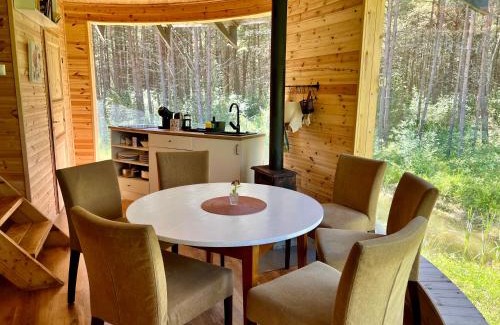 Hiiu Ski Chalet | Roosa maja parvesaunaga