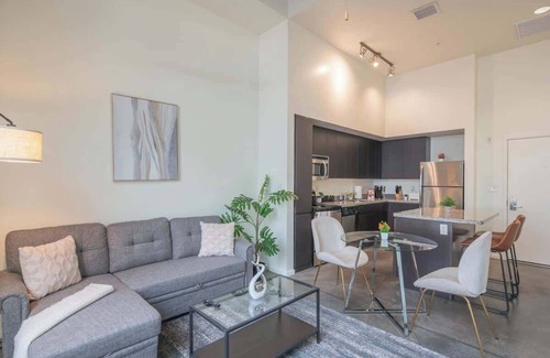 Evans Churchill Apartment | Roosevelt Row Central DT Pool Parking W/D Relaxing