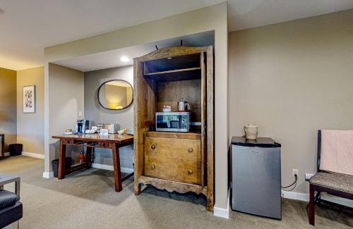 Rosario House | Rosario Road Condo - B
