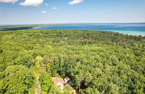 Higgins Lake House | Roscommon Retreat with Deck about 1 Mile to Higgins Lake
