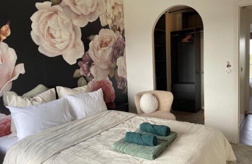 Vanves Apartment | Rose Blossom apartment in Paris