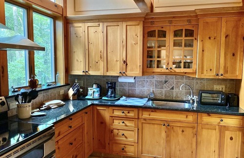 Oneonta House | Rose Cottage a Botanical Garden Retreat in the city but surrounded by nature