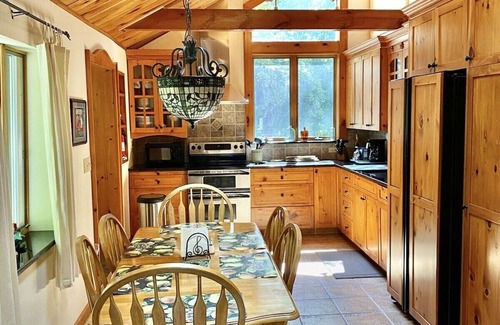 Oneonta House | Rose Cottage a Botanical Garden Retreat in the city but surrounded by nature