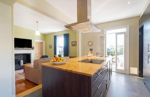 West Hobart House | Rose Cottage - Charming Haven near CBD & Waterfront