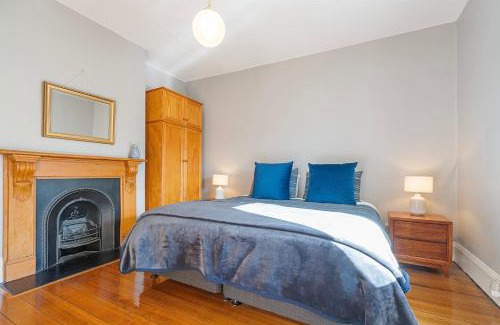 West Hobart House | Rose Cottage - Charming Haven near CBD & Waterfront