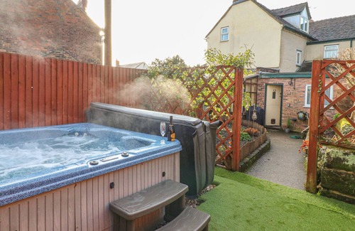 Forsbrook Cottage | ROSE COTTAGE, pet friendly, with hot tub in Forsbrook