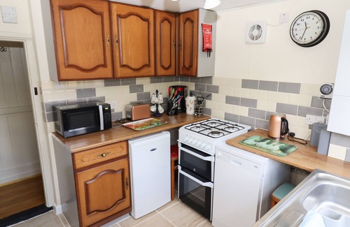 Martlesham Heath Cottage | ROSE COTTAGE, pet friendly, with a garden in Felixstowe, Suffolk