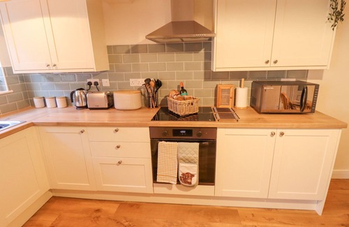 South Cave Cottage | ROSE COTTAGE, pet friendly, with a garden in South Cave