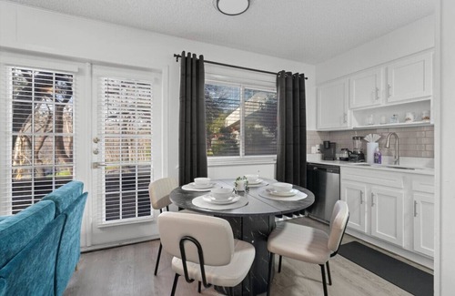 West Campus Apartment | Rose Game Suite | Walk to UT & Near DTX | Sleeps 6