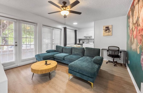 West Campus Apartment | Rose Game Suite | Walk to UT & Near DTX | Sleeps 6