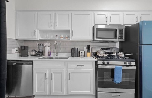 West Campus Apartment | Rose Game Suite | Walk to UT & Near DTX | Sleeps 6