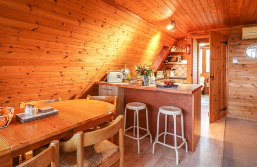 Corton Cottage | ROSE LODGE, pet friendly, with a garden in Milton On Stour