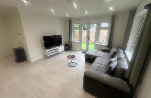 Edmonton Apartment | Rose Mews, Newly Refurbed Modern Interior with Garden