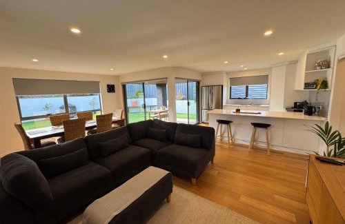 Blackmans Bay Villa | Rose Villa