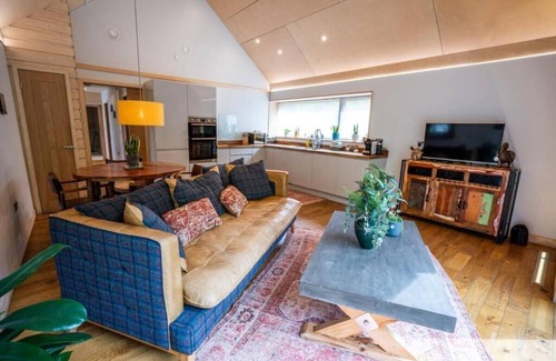 Ammanford Cabin | Rosemary Lodge 2BR + Hot Tub & Sauna Sleeps 4