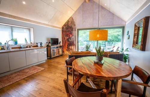 Ammanford Cabin | Rosemary Lodge 2BR + Hot Tub & Sauna Sleeps 4