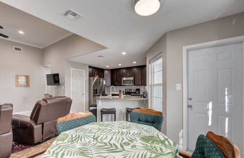 San Patricio County House | Rosemary Oak Retreat