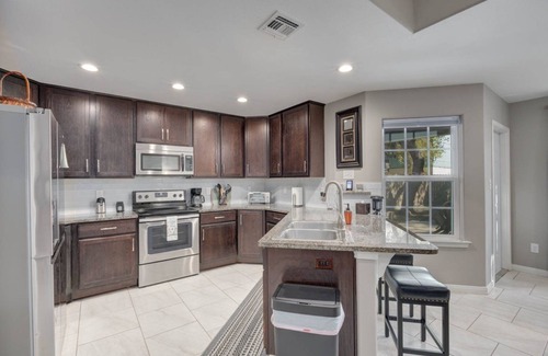 San Patricio County House | Rosemary Oak Retreat