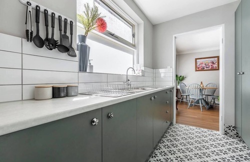 Windsor Apartment | Rosewood Lodge Cottage Charm off High Street