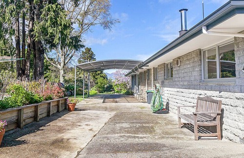 Takaka House | ROTOTAI RETREAT - TAKAKA HOLIDAY HOME, with a garden in Takaka