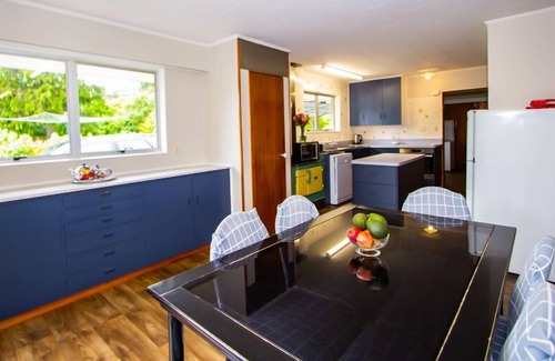 Takaka House | ROTOTAI RETREAT - TAKAKA HOLIDAY HOME, with a garden in Takaka