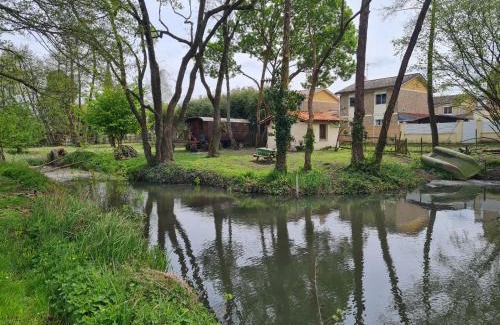 Saint-Sulpice-de-Faleyrens Bed & Breakfast | Roulotte d'Aquitaine