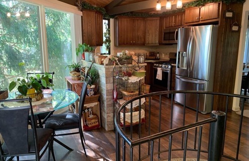 Bedford Cabin | Round Cabin - 5 min to Bedford - Deck - Hike- Golf - Across Omni Bedford Springs