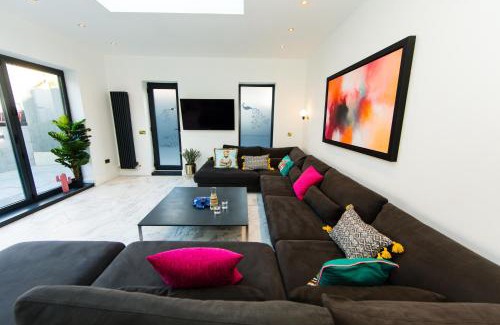 Robin Hood's Bay House | Rounton Villa by Luxury Travel Emporium- Hot Tub - Sea Views - Parking