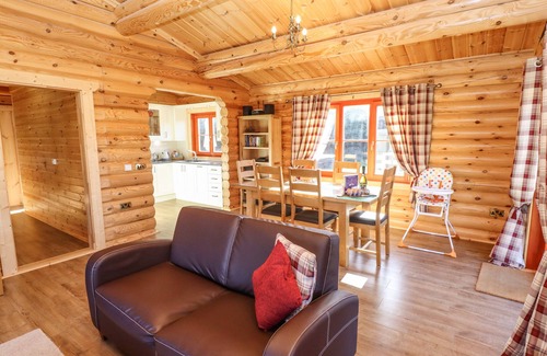 Castle Bytham Cottage | ROWAN LODGE, family friendly, with pool in Greetham, Rutland