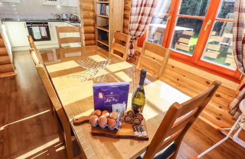 Castle Bytham Cottage | ROWAN LODGE, family friendly, with pool in Greetham, Rutland