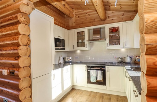 Castle Bytham Cottage | ROWAN LODGE, family friendly, with pool in Greetham, Rutland