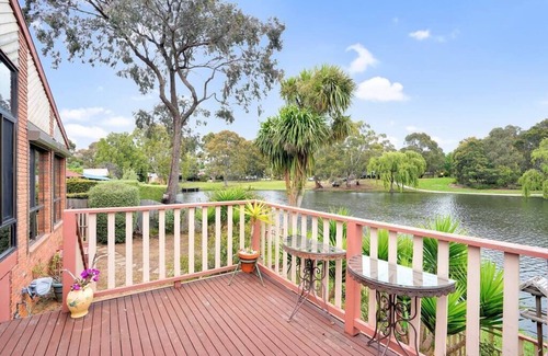 Rowville House | Rowville 3BR family Lakeside Retreat