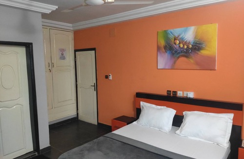 Lome Hotel | Royal Blue Guest House & Bar