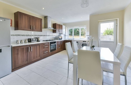 Brunel House | Royal Living Properties - 3 Bedroom Deluxe Bungalow