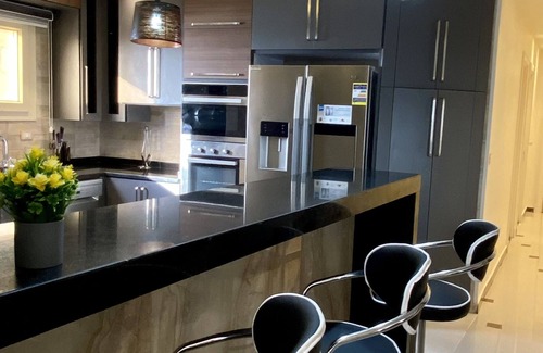 Al-'Atarin Apartment | Royal Luxury Apartment with Gorgeous Sea View
