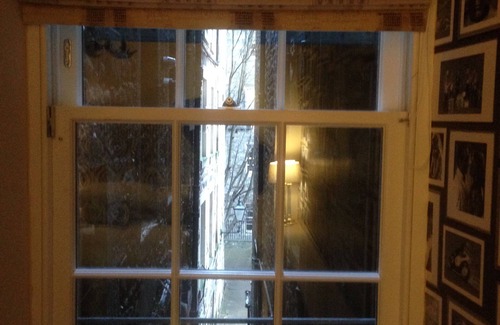 Old Town Apartment | Royal Mile 2 bedroom 2 bathroom by Edinburgh Castle