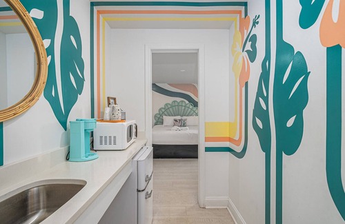 Savannah Beach Hotel | Royal Palms Motel